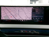 ドライバー正面に向かって緩やかにカーブした大型ディスプレイ。メーターとセンターモニターを一体化し、高精細な映像と直感的な操作性で、最新のデジタル体験を提供する先進的な装備です。