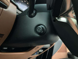 運転席ステアリングポスト左側には、電動チルト/テスコピックの操作スティックがございます。ドライバーに合わせて、無段階で細かく設定可能です。
