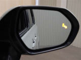 隣車線を走る車両をレーダーで検知し、ドアミラーでは確認しにくい後側方エリアに存在する車両に加え、急接近してくる車両も検知します。車両を検知するとドアミラーに搭載されたLEDインジケーターが点灯します。
