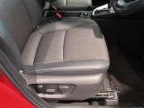パワーシート搭載。微妙な調整が手軽にでき、ピッタリのポジションで運転することが可能です。