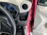 運転席側前部にドリンクホルダーあります♪運転中でも手が届きやすい位置にあって使い易いです♪