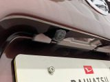 【バックカメラ】 駐車時に車両後方の様子を見ることができるので、運転の不安を軽くします。