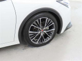装着タイヤサイズは、195/50R19です。純正アルミホイールを装着しております。