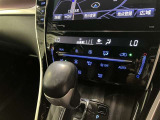 左右独立温度コントロールフルオートエアコンです。運転席、助手席それぞれで独立して温度設定ができます。冷え性の方が乗っても安心ですね♪