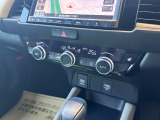 オートエアコン装備しております。温度設定を行うと、吹出し口や風量を自動で調整してくれます。