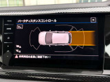 障害物との距離をセンサーで検知するパークディスタンスコントロール。音とディスプレイ表示で駐車時の安心感を高めます。