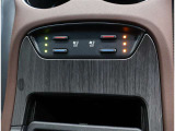 シートヒーター、ベンチレーション装備:寒い日や夏の暑い日に役立つ運転席・助手席に装備されています♪