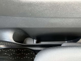 フロントドアにはペットボトルも置けるドリンクホルダー。