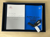 メンテナンスノート【点検整備記録簿・保証書】、取説も揃ってます。スマートキーはバッグなどにしまったままボタン操作でエンジン始動・停止やハイブリッドシステムの起動や停止ができて大変便利です
