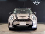 モデルが変わっても一目でMINIと分かるアイコンはそのままに、その時代に合わせた最新の技術、安全装備を搭載させております。