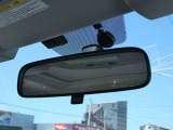 ルームミラーは防眩機能つきで、まぶしい車が来ても反射光を抑えてくれます。