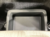 助手席アンダーボックスは運転用の替え靴や、車内に常備しておきたい子供用品、着替えた服などが収納できて便利です。女性に嬉しい収納スペースです