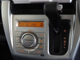 車内を快適に、オートエアコンを装備しています。