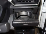 運転席・助手席に格納式のカップホルダーもございます。