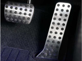 【オルガン式アクセルペダル】人間工学に基づいてオルガン式アクセルペダルを採用しております。運転時の疲労を軽減し、とっさのときの踏み間違いも起きにくくなります。
