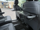 運転席と助手席背もたれにサカンドシート用テーブルを配置 使用しない時は畳めるので便利ですよ