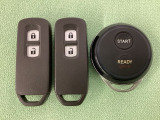 スマートキーを装備しています。鍵を差し込むことなくドアロックの開け閉めと、スタートボタン操作でのエンジンスタートができます。加えて、純正リモコンエンジンスターター用の操作キーもついています。