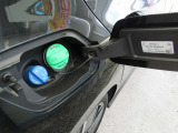 《給油口》 運転席側に配置されています!ドアロックと連動して施錠されるため、いたずら防止にも配慮された設計です。