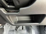 運転席アンダーポケットです