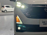 夜間走行の様々な局面に対し、LEDヘッドランプで視認性をしっかり確保。ハロゲンヘッドランプのおおよそ2倍の光量で、広範囲に明るくドライバーをサポートしてくれます。