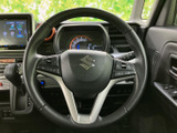 握りやすく操作しやすいステアリング。快適なドライビングポジションを実現し、長距離運転も疲れにくいです。