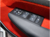 安全性を重視するVOLVOなら、パワーウインドースイッチも、直視せずに感覚で操作が可能です。