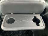 便利な後席ドリンクホルダー付きですテーブル付!