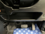 【運転席アンダートレー】タオル等置くのに便利