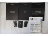 メンテナンスノート、取扱説明書です。メンテナンスノートにはその車の整備記録が事細やかに記録されています。車の履歴が判るとても重要な物です。車検証と一緒に大切に保管してくださいね!