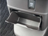 ◆センターロアボックス◆インパネ中央の下部には、ごみ箱としても使用する事ができるセンターロアボックスを装備しております。
