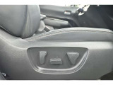 パワーシート搭載。微妙な調整が手軽にでき、ぴったりのポジションで運転することが可能です。