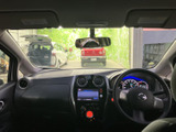 運転席からフロントウインドウ越しに広く前方を見渡せ、メーターやセンター画面も視線の届く位置にまとまっています。運転席と助手席のシートは落ち着いた色合いで、日常の移動に使いやすい室内です。