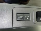電動式バックドアです。 荷物を持ったままでもボタン一つで自動的に開け閉めできるので便利ですよ。 挟み込み防止機能も付いていますのでお子様の手や荷物を挟み込むのを防いでくれますよ。