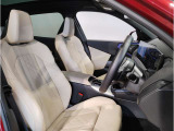 【コックピットシート】BMW車の主役席。車体中央にくる様に配置し車両重心とが一致する事でドライバーと車との一体感あるドライビングを実現。人間工学に基づき形成した形状が長時間のドライブ疲労も軽減します!