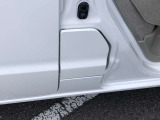 給油口は軽バン定番の運転席直下。キーなしで室内レバーから開けられます。