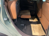 シートをはね上げれば、高さのある荷物も積めます。