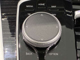 iDriveコントローラー シンプルかつ直観的な操作で、コントロール・ディスプレイに表示されるさまざまな機能を設定できます。