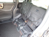 ◆チップアップ&ダイブダウン機構付【ULTR SEAT】は後席座面を左右分割で跳ね上げることができます。トランクで積載できない背の高い荷物をラクラク収納できます。ホンダ車ならではの人気装備です。