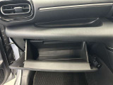 ちょっとしたところは収納ボックスにもなっています。車内はサイズも決まっているので、収納が少ないと思っているアナタ!ご安心ください。さまざまなところに収納が隠れているんです♪