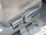 ◆シートハイトアジャスター◆運転席を上下に高さ調節ができます!運転ポジションを体格に合わせてシート調整できます。