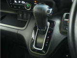 ◆ハンドル・インパネシフト◆シフトノブはインパネに配置されているので、運転席&hArr;助手席の移動が簡単。