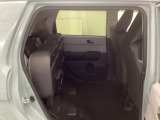 後席の座面をはねあげると、後席のあったスペースがそのまま高さのある荷室空間に!背の高い荷物も横にせずそのまま積み込めます。もちろん左右片方だけのアレンジも可能です。