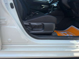 毎日過ごす運転席は要チェック。シートのへたり・擦れ、視界のイメージまで伝わる重要ポイント。