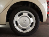 ◆純正ホイール装着車◆シンプルなデザインのホイールキャップ付きです。