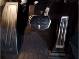 BMWはオルガン式アクセルペダルを採用しています。踏み込む足とペダルが同じ軌跡を描くため、かかとがずれにくく、アクセルコントロールがよりしやすくなるメリットがあります。