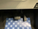 【ペダル類】操作性を考慮したペダル配置となっております。
