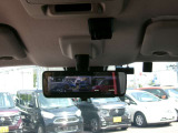 スマートルームミラー、後方がカメラの映像で見れるので視界くっきり、車内に障害物があっても関係ありません。普通のバックミラーとも切りかえが出来ます。