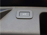 ボタン1つで自動開閉するパワーテールゲート搭載!ドアを上げ下げすることなく楽々開閉。開ききった状態の高さも任意の位置で設定できるので、普段お使いの車庫などでもぶつける心配はありません