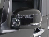 ◆ドアミラーウインカー◆ドアミラーにウインカーを装備しています。対向車に自身の進行方向を合図し安全に運転できます。