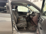 運転席の足元まわりです!アクセル・ブレーキペダルの配置や足元スペースもしっかりご確認いただけます。毎日の運転で長く過ごす場所だからこそ、実際の広さや使い勝手も大切なチェックポイントです。
